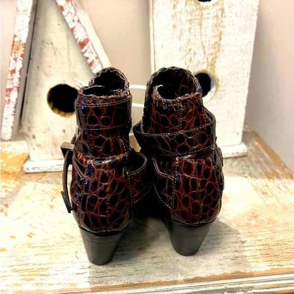 Dingo Brown Ankle Boots - Picture 4 of 11